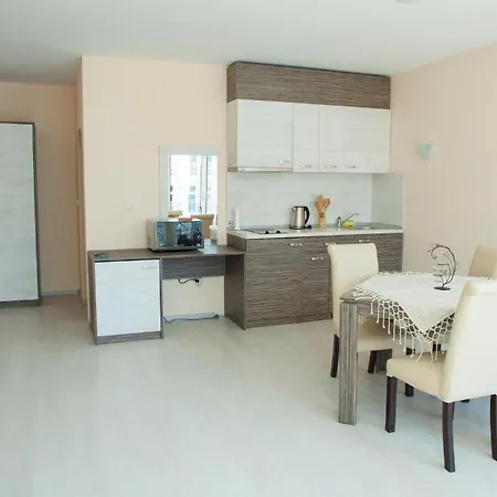 Mirena Rose Garden Family Studio מלון דירות