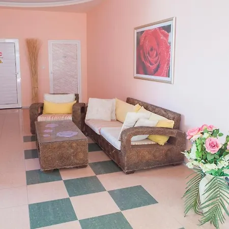 Mirena Rose Garden Family Studio ساني بيتش